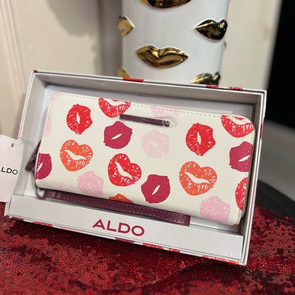 ALDO 💋NWT💋Women's Cream with Kiss Print Wallet/Wristlet - Picture 8 of 9
